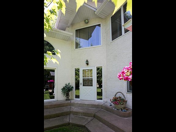 2nd image of 405 Dahlia Dr