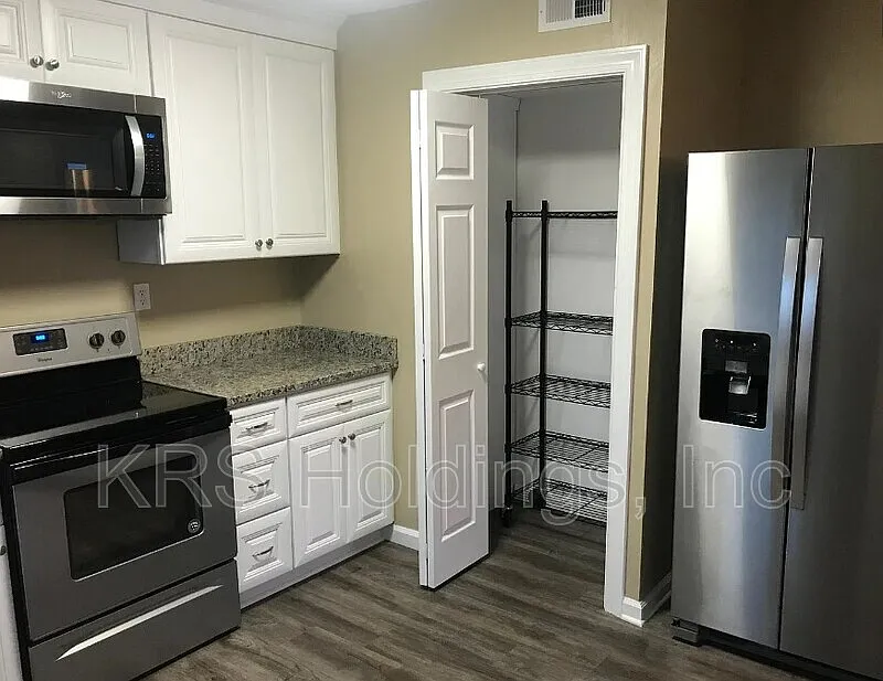 2 bed, 1.0 bath, 850 sqft, $1,295 — Photo 2