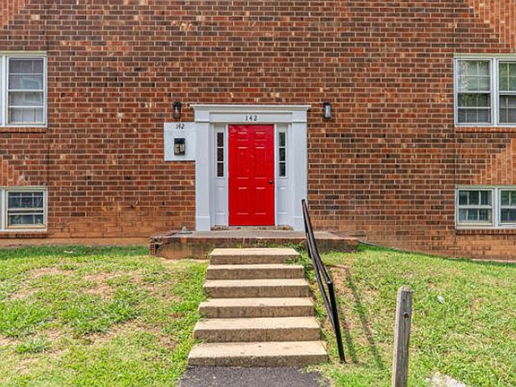 5th image of 142 Wesley Dr APT 1