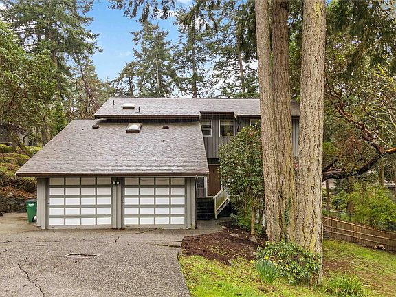 2nd image of 2753 Arbutus Rd