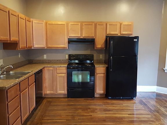 eat-in kitchen