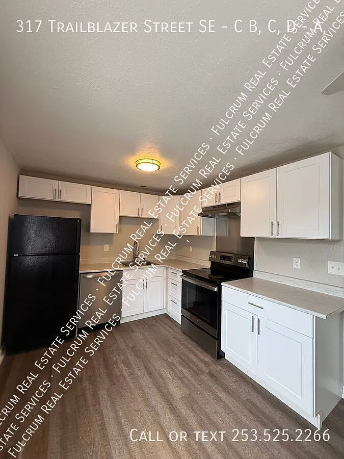 Spacious townhome in Lacey! — Photo 3