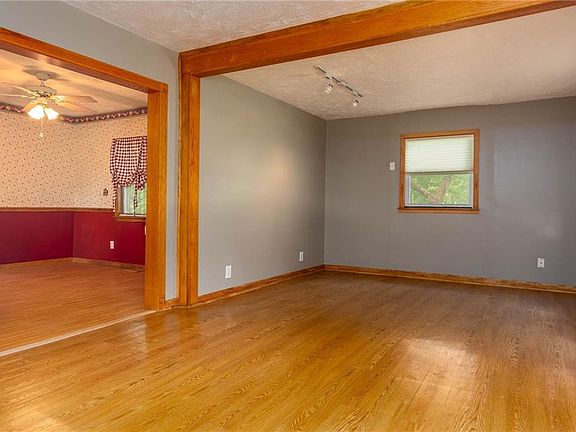 2nd image of 4581 Weymouth Rd