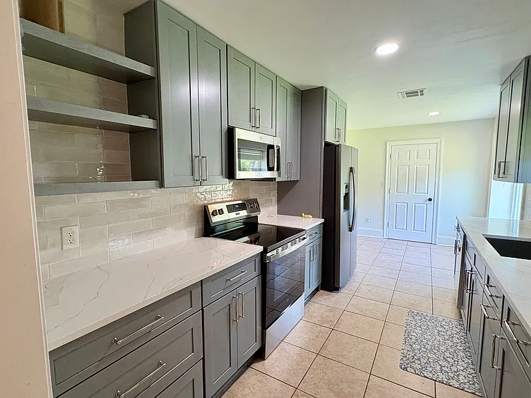 300 Live Oak Ct — Photo 4