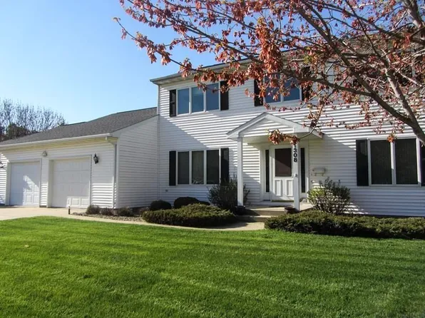 1308 Country Meadows Dr, Waverly, IA 50677