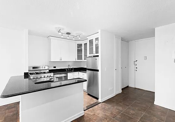 3rd image of 345 E 93rd St APT 3A