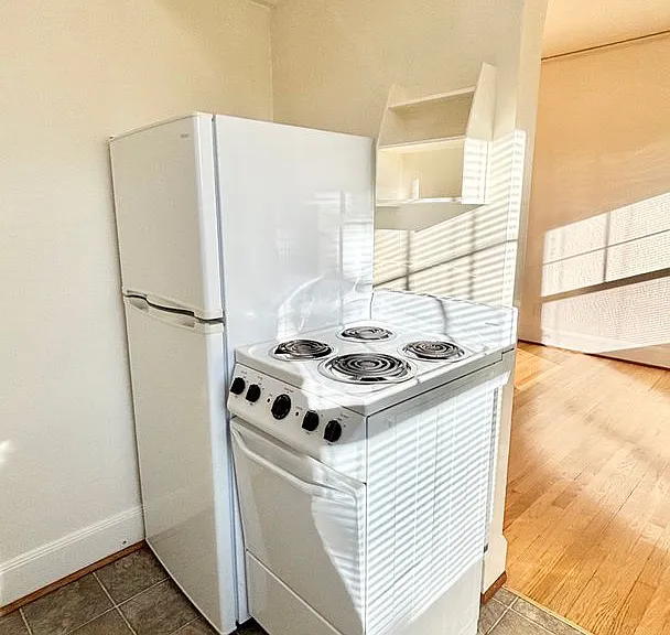 T0108 - Laurelview Apartments — Photo 11