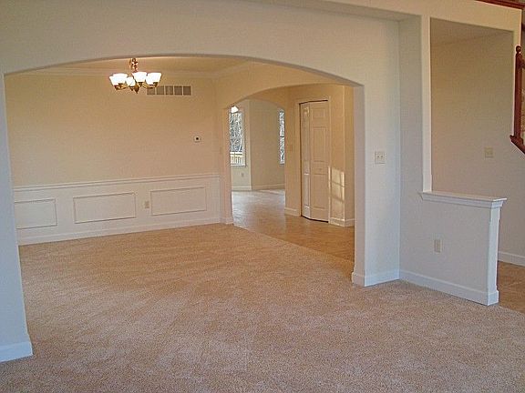 4th image of 23 Chamberlain Ln