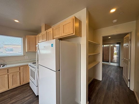 4th image of 963 W Harris St #B