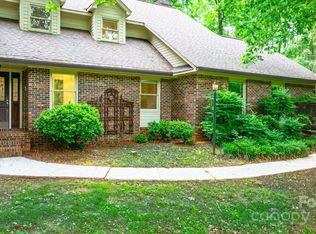 1080 Rolling Green Dr, Newton, NC 28658