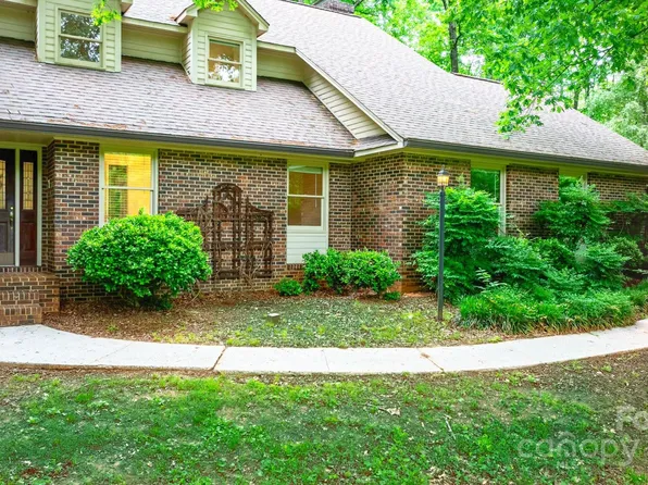 1080 Rolling Green Dr, Newton, NC 28658