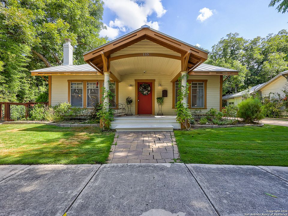 1st image of 135 MAGNOLIA DR