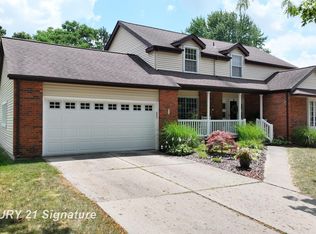 212 Cedarwood Dr, Flushing, MI 48433
