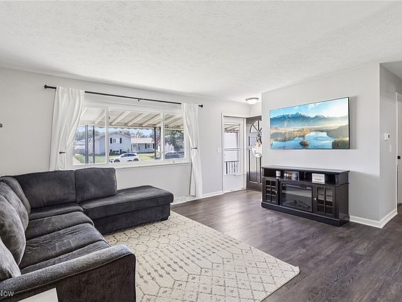 3rd image of 35517 Glen Dr