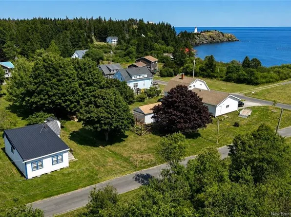 6 Fern St, Grand Manan, NB E5G 2A6