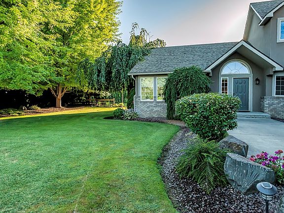 3rd image of 2824 Winona Ln