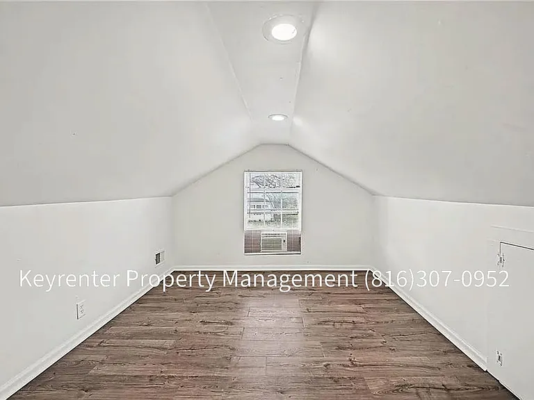 410 E Kansas Ave — Photo 12
