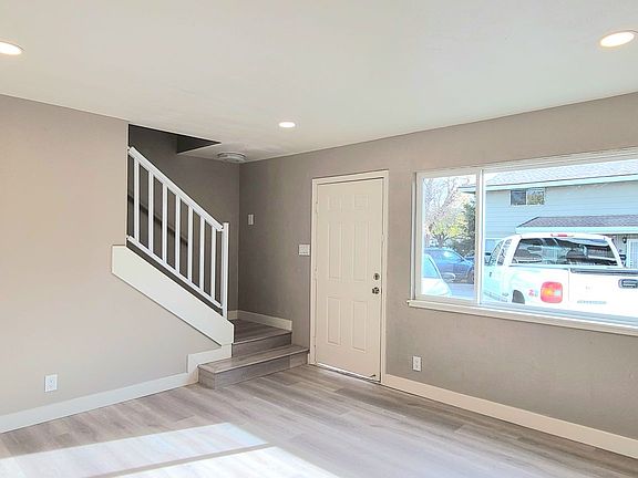 5th image of 272 Montrose Dr APT B