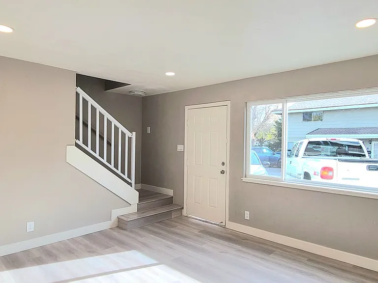 Montrose Apts — Photo 5