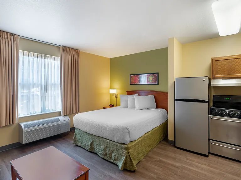 Deluxe Studio - 1 Queen Bed