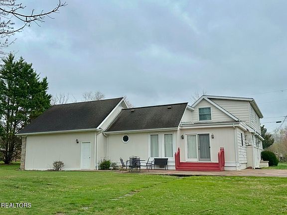 2nd image of 810 Worchester Ave