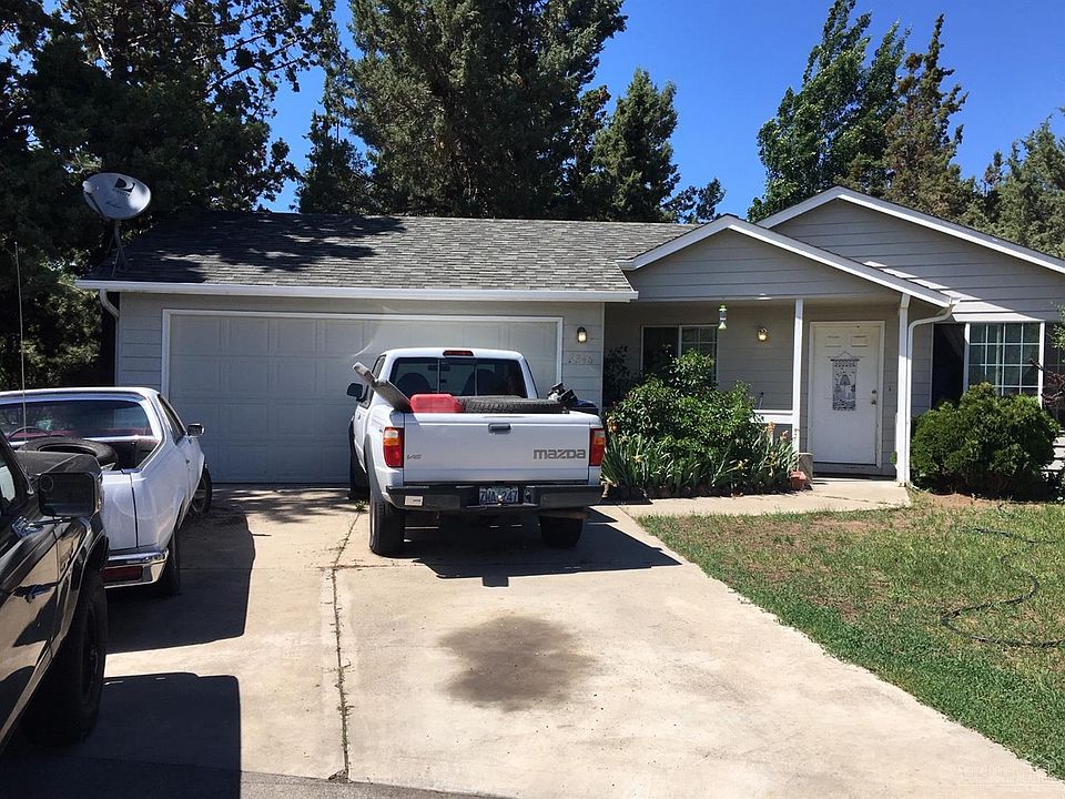 2nd image of 2246 NE Hyatt Ct