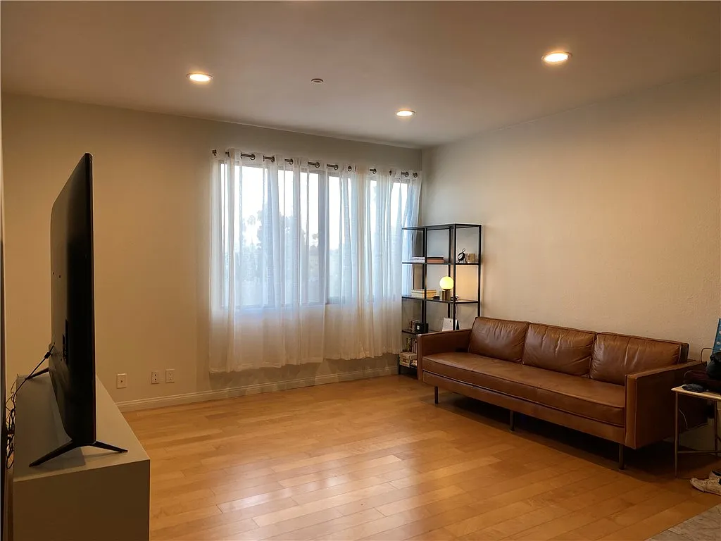 2 bed, 972 sqft, $2,580 — Photo 3