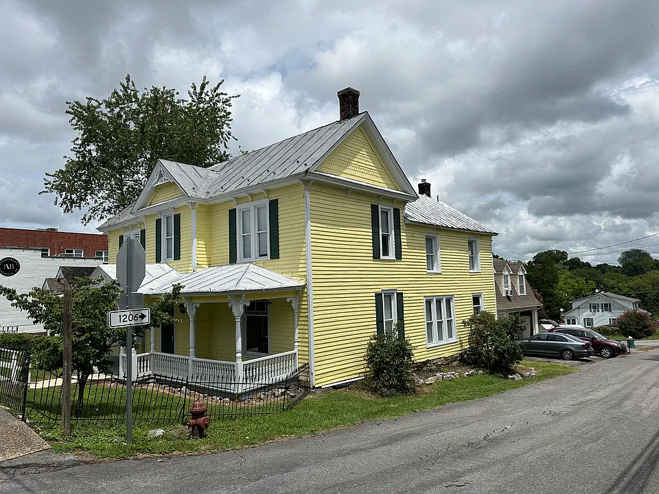 28 S Roanoke St