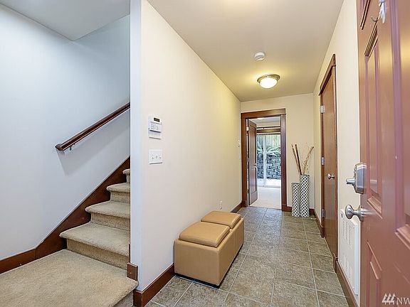 Gorgeous like new oak hardwood floors