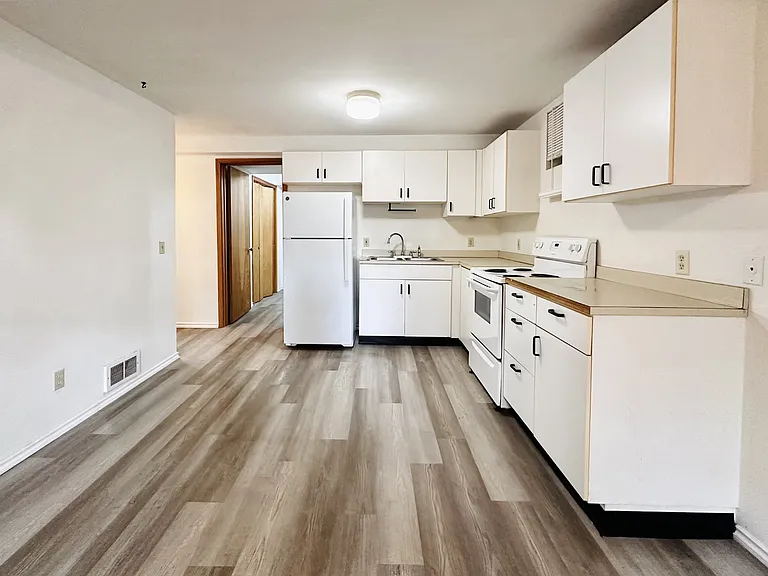 318 E 6th St — Photo 3