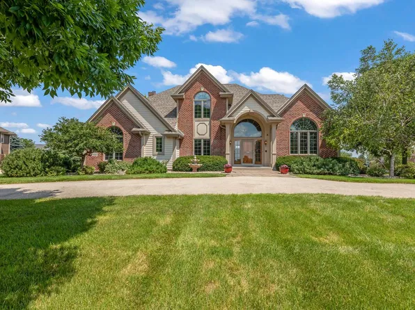 W288N898 Basque COURT, Waukesha, WI 53188