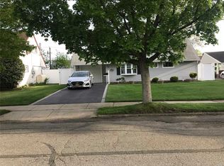 14 Sleepy Ln, Hicksville, NY 11801