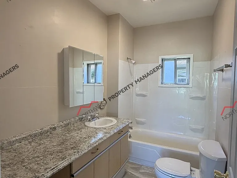 927 Marion St — Photo 10