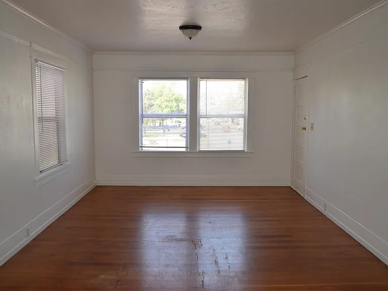 Money Apartment Building - 2 — Photo 2