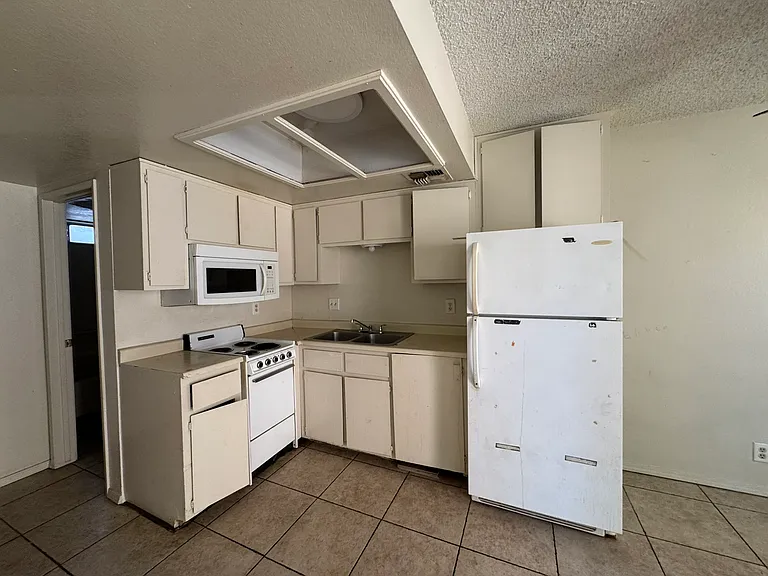 357 Rio Grande Ct #B — Photo 7
