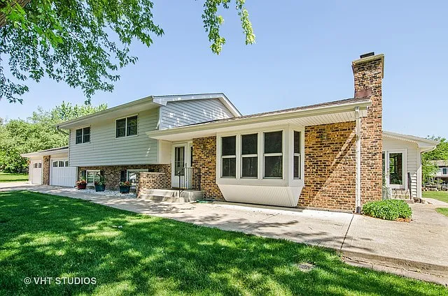 27W336 Mardon Rd photo 1