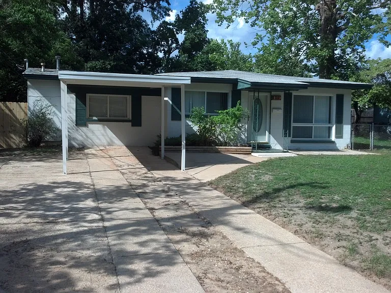 810 S Madison Dr — Photo 2
