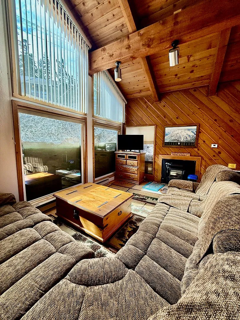 Fully Furnished 2BD/2BA Mountain Townhome | Cozy Pellet Stove | Parking Included — Photo 1