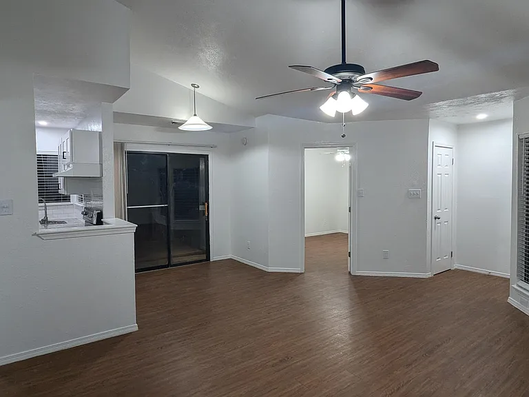 415 Liberty Pl — Photo 5