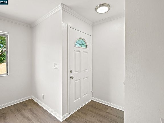 3rd image of 1005 Mohr Ln APT 4