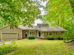 27 Park Cir, Russell, MA 01071