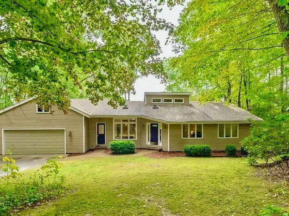 27 Park Cir, Russell, MA 01071