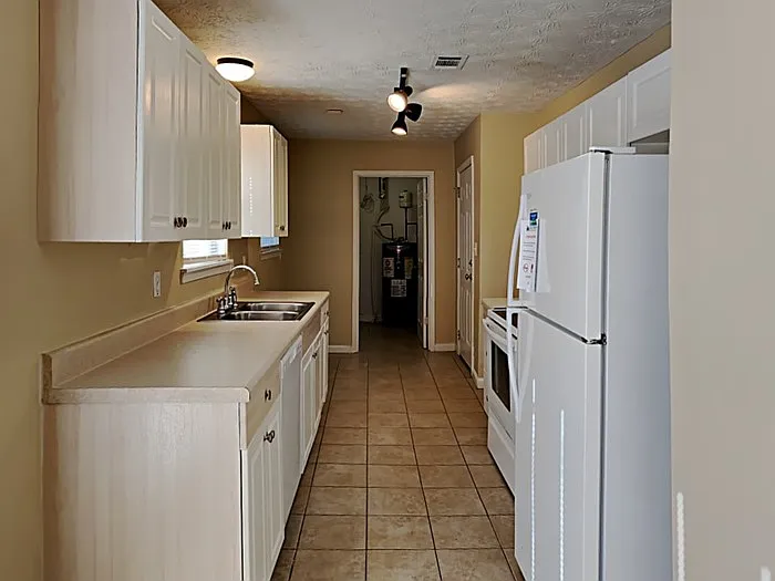 97 Royce Dr — Photo 6