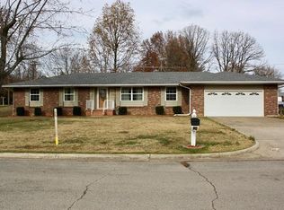 102 Maple Dr, Lebanon, MO 65536