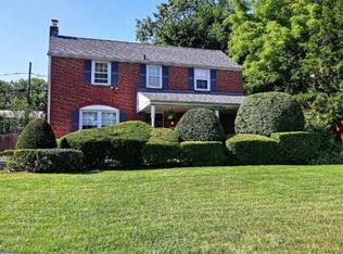 522 Twin Oaks Dr, Havertown, PA 19083