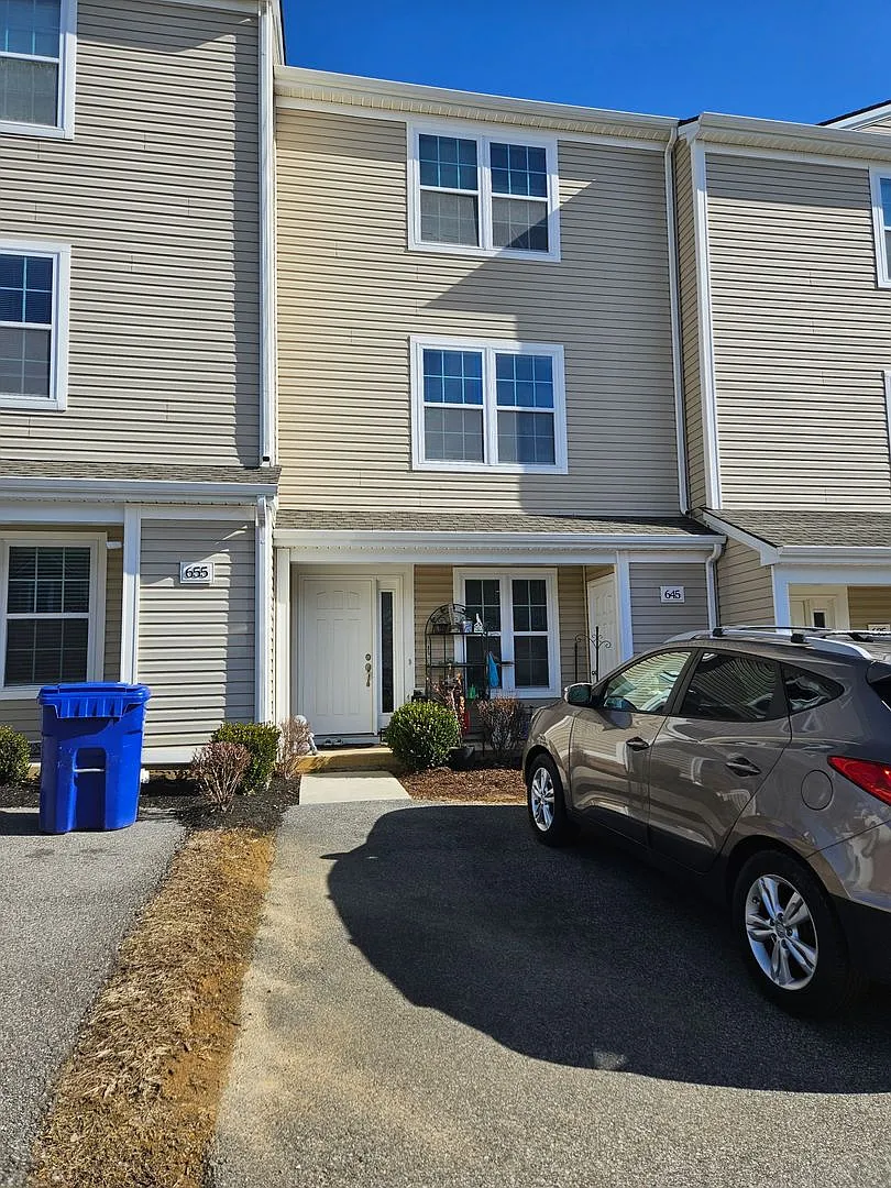 3 Bedroom, 3.5 Bath Townhouse — Photo 1