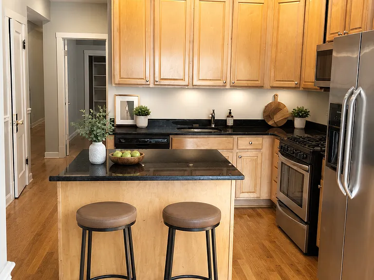 2429 W Leland Ave #1 — Photo 2
