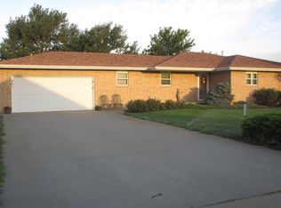 401 Willow Ave, Oakley, KS 67748