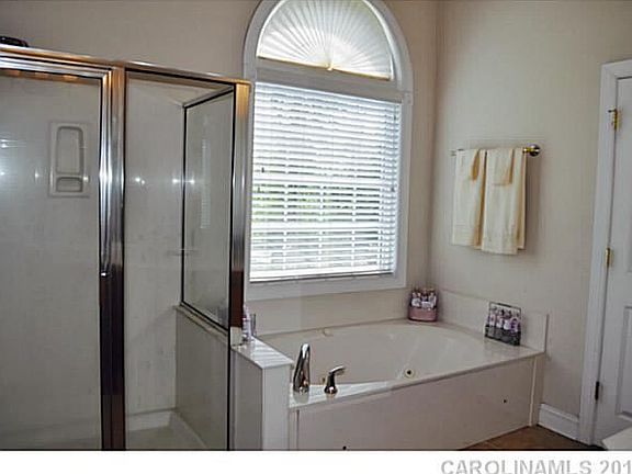 4th image of 5080 Cramer Woods Dr