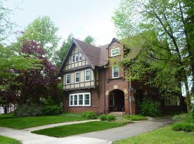 542 W 6th St